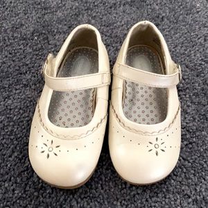 Size 6 toddler girl’s Stride Rite dress shoe